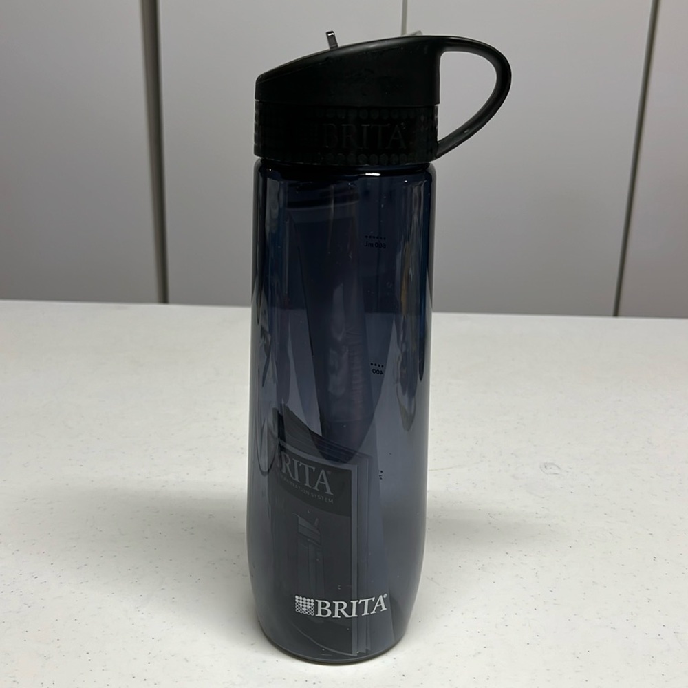Brita Premium Filtering Water Bottle 22oz Carbon Filter BPA Free NWOT